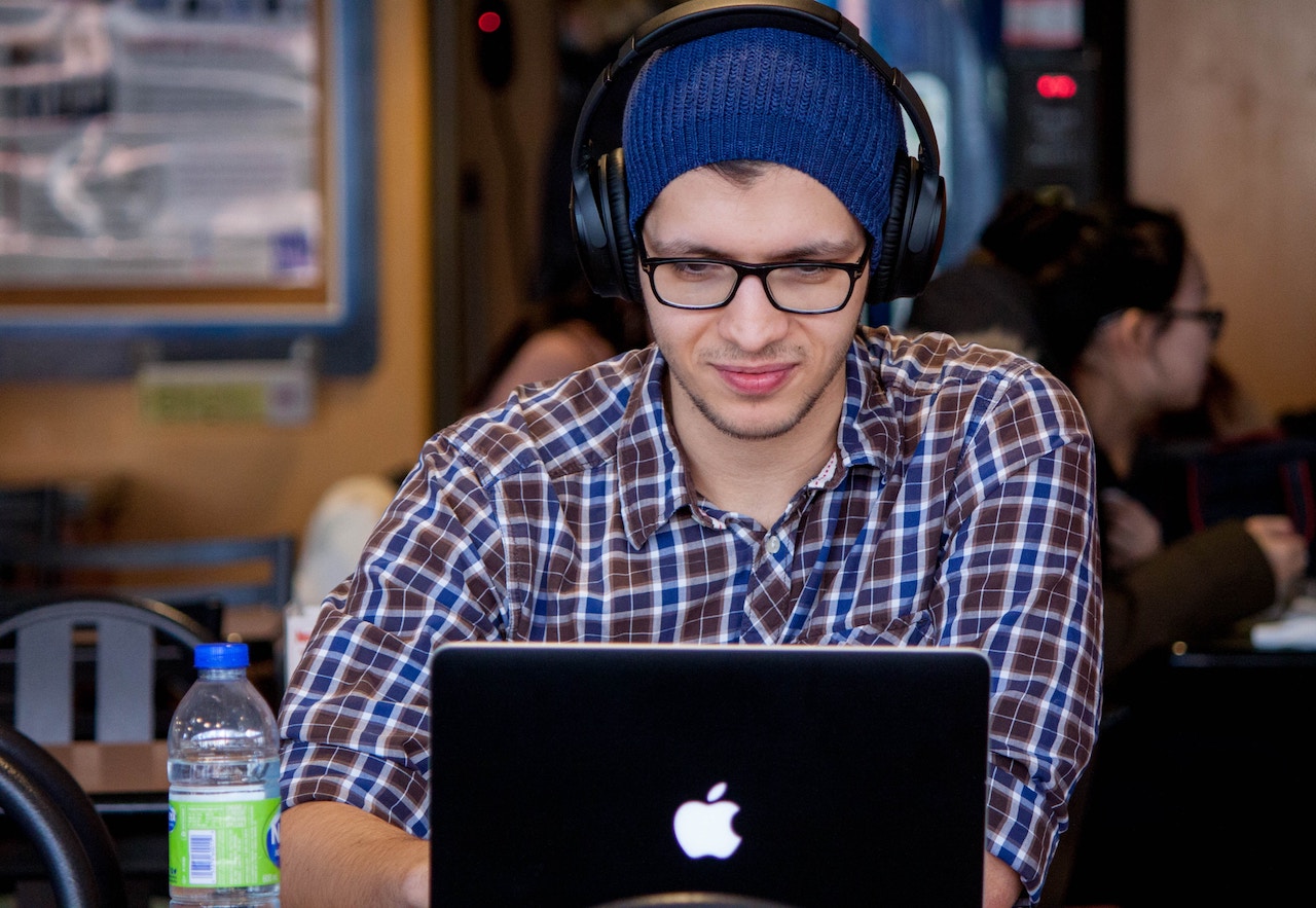 Online English teacher teaches English online to Korean students